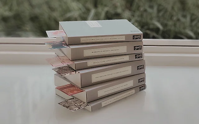 Stapel von Kursbüchern für Literaturkurse in englischer Sprache.