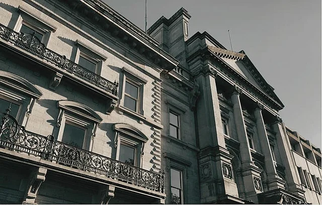 Häuserfassade als Literaturmotiv zur englischen Literatur der Edwardianischen Epoche.