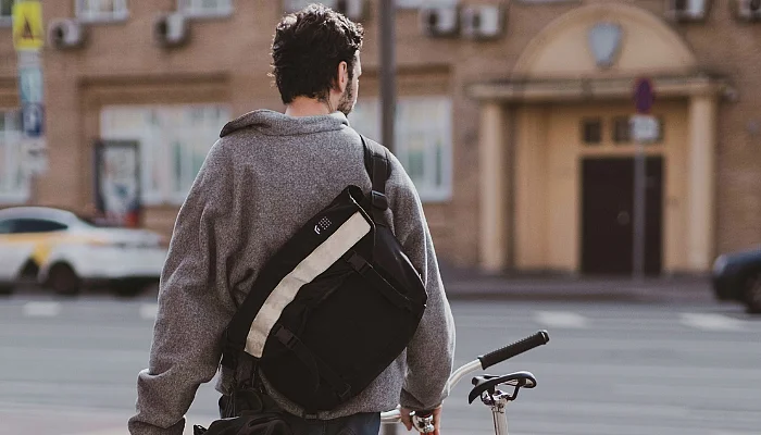 Junger Mann mit Fahrrad und Tasche für Erfahrungsbericht eines Kursteilnehmers.